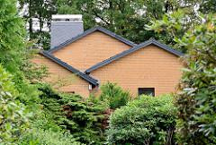 Wohnhaus im Grünen - Hausdächer zwischen Bäumen und Büschen in der Gemeinde Grosshansdorf, Kreis Stormarn.