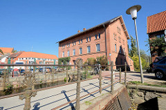 Brücke über den Mühlengraben in Mölln - im Hintergrund das historische Gebäude der alten Stadtmühle, die erstmals 1278 urkundlich erwähnt wurde - das jetztige Gebäude wurde 1865 errichtet und war bis 1958 in Betrieb.