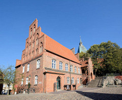 Historisches Rathaus von Mölln - das Gebäude wurde ab 1373 im Stil der Backsteingotik erbaut - rechts der Eulenspiegelbrunnen.