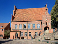 Historisches Rathaus von Mölln - das Gebäude wurde ab 1373 im Stil der Backsteingotik erbaut.