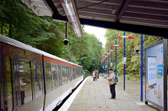 Haltestelle Kiekut - Linie U 1, Gemeinde Grosshansdorf. Ein Zug Richtung Norderstedt Mitte ist in die Station eingefahren.