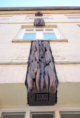 Bahide - Arslan - Haus in Mölln; aus Holzs geschnitzter Trauerflor an der Fassade des Hauses, gegen das am 23. November 1993 ein rassistischer Brandanschlag verübt wurde.