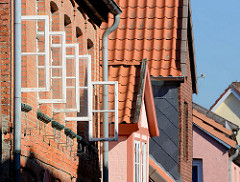 Bilder aus der Möllner Altstadt - historische Gebäude / Hausgiebel - geöffnete Holzfenster in der Sonne.