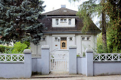 Villa mit hohen Bäumen - Steinmauer; Wohnhaus in Wismar.