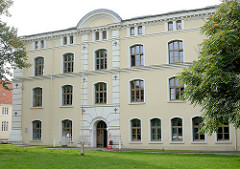Lindenparkt von Wismar;  ehem. königlich-schwedische Provianthaus, erbaut 1690; jetzt Arbeitsamt Wismars