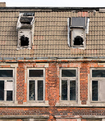 Verfallene Wohnhäuser - leerstehende Wohnungen; Ziegelarchitektur in Wismar, Platter Kamp.