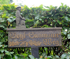 Holzschild - handgeschnitzt - Vogt Sanmann Weg in Grosshansdorf.