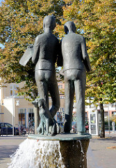Brunnen mit Bronzeskulpturen - lesende Kinder - Hund; Stil der 1960er Jahre - bei der Mecklenburger Strasse in Mölln.