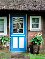 Blau weisse Eingangstür aus Holz - Fachwerkhaus mit Reetdach - Bilder aus der Gemeinde Grosshansdorf.