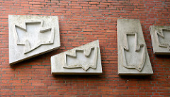 Bauschmuck an der Ziegelfassade der kath. Kirche Heilig Geist - stilisierte Tauben, Kunststil der 1960er Jahre.