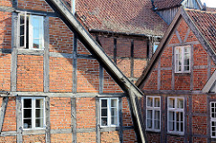 Fachwerkarchitektur Altstadt Mölln - Fachwerk mit Ziegel gemauert, Holzfenster.