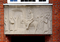 Relief über dem Eingang der Auferstehungskirche der Evang. - Lutherischen Kirchengemeinde Großhansdorf-Schmalenbeck.