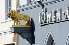 Goldener Löwe an der Hausfassade - Löwenapotheke in Mölln / Hauptstrasse.