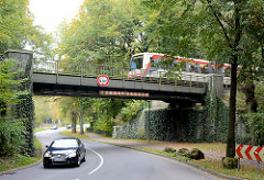 Hochbahnbrücke der U 1 über den Wöhrendamm in Grosshansdorf - ein Zug fährt über die Brücke.