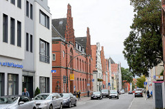 Historische Wohnhäuser / Geschäftshäuser in Wismar. In der Bildmitte das historische Postgebäude , errichtet 1886 - Backsteinarchitektur, neugotischer Architekturstil.