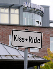 Kurzzeitparkplatz am Bahnhof Norderstedt Mitte - Kiss + Ride / Küssen und fahren.