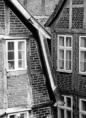 Fachwerkarchitektur Altstadt Mölln - Fachwerk mit Ziegel gefüllt, Holzfenster - schwarz-weiss Aufnahme.
