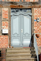 Holztür - Dekortür; historisches Fachwerkhaus in der Altstadt von Mölln.