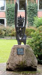 Kunst im Öffentlichen Raum - Metallskulptur auf einem Findling - Inschrift: SYNERGIA - Das Zusammenwirken schöpferischer Kräfte in Wissenschaft und Technik. In ihr sind wir geborgen aber auch gefangen. Siegfried J. Assmann.