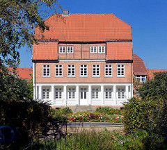 Historisches Gebäude am Mühlengraben in Mölln - weisse Säulen, mehrstöckiges Fachwerkgebäude.