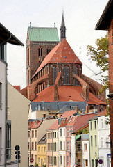 Blick zur St. Nikolai Kirche der Hansestadt Wismar - im Vordergrund Wohnhäuser an der Mühlengrube / Mühlenbach.