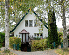 Einzelhaus mit Spitzdach zwischen Bäumen - Bilder aus der Gemeinde Großhansdorf - Kreis Stormarn.