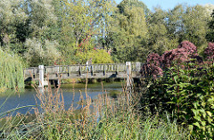 Mühlengraben am Möllner Kurpark - Holzbrücke, Grünpflanze - Bäume.