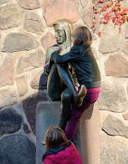 Gedenkstein Till-Eulenspiegel am Möllner Marktplatz - Bronzeskulptur, um 1960; Künstler Karlheinz Goedke.  Aberglaube, dass die Berühung der Eulenspiegelskulptur Glück bringt.