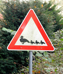 Schild Entenwanderung - Achtung Enten mit Küken beim Mühlensee in Grosshansdorf.