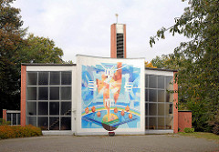 Katholische Heilig Geist Kirche in Grosshansdorf - Wandmalerei Das himmlische Jerusalem an der Aussenfassade des Kirchengebäudes.