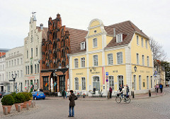 Historische Häuser am Marktplatz der Hansestadt Wismar.  In der Bildmitte das Bürgerhaus Alter Schwede, erbaut 1380 im spätgotischen Stil, Wohnhaus - Speichergebäude
