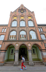 Backsteinarchitektur der Goethe Schule in Wismar / Eingang;  errichtet 1890 auf dem Gelände des Dominikanerklosters / Schwarzes Kloster.