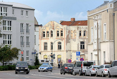 Alt und Neu - Neubauten und renovierungsbedürftiger Altbau in der Hansestadt Wismar.