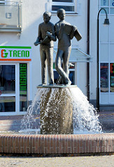 Brunnen mit Bronzeskulpturen - lesende Kinder; Stil der 1960er Jahre - bei der Mecklenburger Strasse in Mölln.