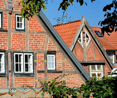 Architekturbilder aus Mölln - Fachwerkgiebel, Holzfenster.