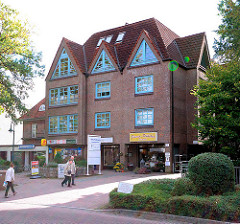 Modernes Geschäftgebäude, Bürogebäude beim Bahnhof Schmalenbeck, Gemeinde Grosshansdorf.