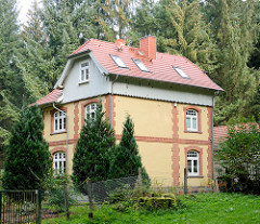 Historische Villa im Wald, hohe Bäume - Waldreiterweg in Grosshansdorf.