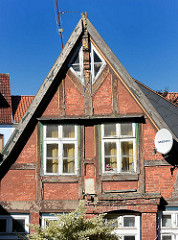 Architekturfotos aus Mölln - Fachwerkgiebel, Holzfenster; moderne Satelliten-Schüssel