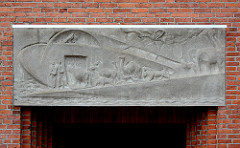 Relief über dem Eingang der Auferstehungskirche der Evang. - Lutherischen Kirchengemeinde Großhansdorf-Schmalenbeck.