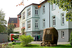 Architektur in Wismar - einstöckiges Wohnhaus, Findling aufgerichtet unter der Regierung Friedrich Franz  IV.