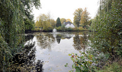 Teich  an der Hoisdorfer Landstrasse - kleine sprudelnde Fontainer - Wohnhaus am Wasser.