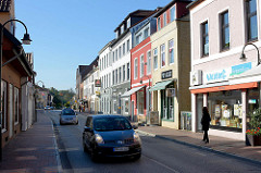 Hauptstrasse von Mölln - Strassenverkehr; Einzelhandel, Geschäfte - Schaufenster.