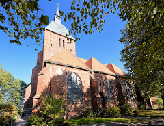 St. Nicolaikirche in Mölln - Wahrzeichen der Stadt; der Gottesbau wird auf den Anfang des 13. Jahrhunderts datiert. Architekturstil spätromanisch, Pfeilerbasilika - dreischiffig / Backsteinromanik.