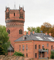 Historischer Wasserturm und Maschinenhaus der Hansestadt Wismar - neogotische Backsteinarchitektur, erbaut 1897.
