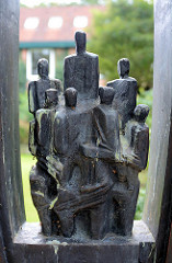 Detail - Metallskulptur auf einem Findling - Inschrift: SYNERGIA - Das Zusammenwirken schöpferischer Kräfte in Wissenschaft und Technik. In ihr sind wir geborgen aber auch gefangen. Siegfried J. Assmann.