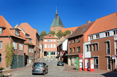 Blick vom Möllner Mühlenplatz zur Altstadt und der St. Nicolaikirche der Stadt.