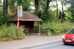 Bushaltestelle Kiekut - Fahrgastunterstand aus Fachwerk mit Ziegeln gedeckt - Bilder aus der Gemeinde Großhansdorf / Schleswig Holstein.