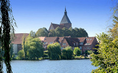 Blick über den Schulsee in Mölln zur Möllner Altstadt und der historischen Sankt Nicolai Kirche.