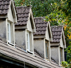 Dachfenster eines verputzten Wohnhauses in Wismar.