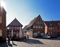 Marktplatz der Eulenspiegelstadt Mölln - lks. das Eulenspiegelmuseum - Kopfsteinpflaster - historische Fachwerkhäuser in der Altstadt Möllns.